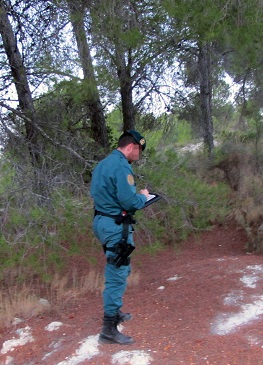 La Guardia Civil, en el marco del ‘Plan de prevención contra los Incendios Forestales’, recuerda que, según contempla el Reglamento sobre Incendios Forestales, para realizar un fuego en una zona catalogada como terreno forestal hay que adoptar una serie de medidas de seguridad, para evitar su propagación. Entre estas medidas aparecen las de formar un cortafuegos en el borde de la zona que se va a quemar de, al menos, dos metros de distancia con  los terrenos colindantes; disponer de útiles de extinción y reservas de agua en cantidad no inferior a 50 litros; no abandonar la vigilancia de la zona quemada hasta que el fuego este completamente apagado; y que hayan transcurrido 12 horas desde que se observen llamas o brasas.