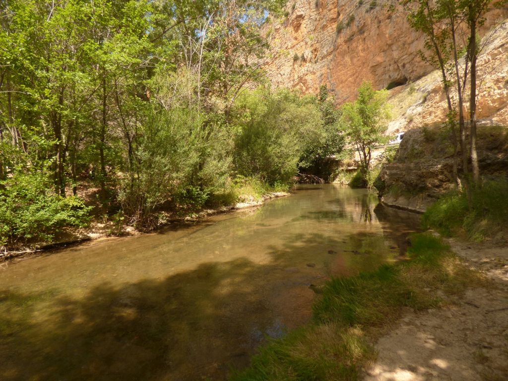 Cauce entre laderas verticales en la reserva natural fluvial Río Guadalaviar