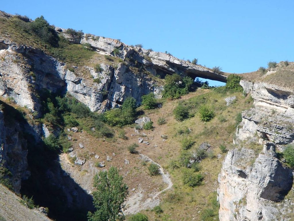 Desfiladero rocoso en la cabecera de la reserva natural fluvial Río Rudrón