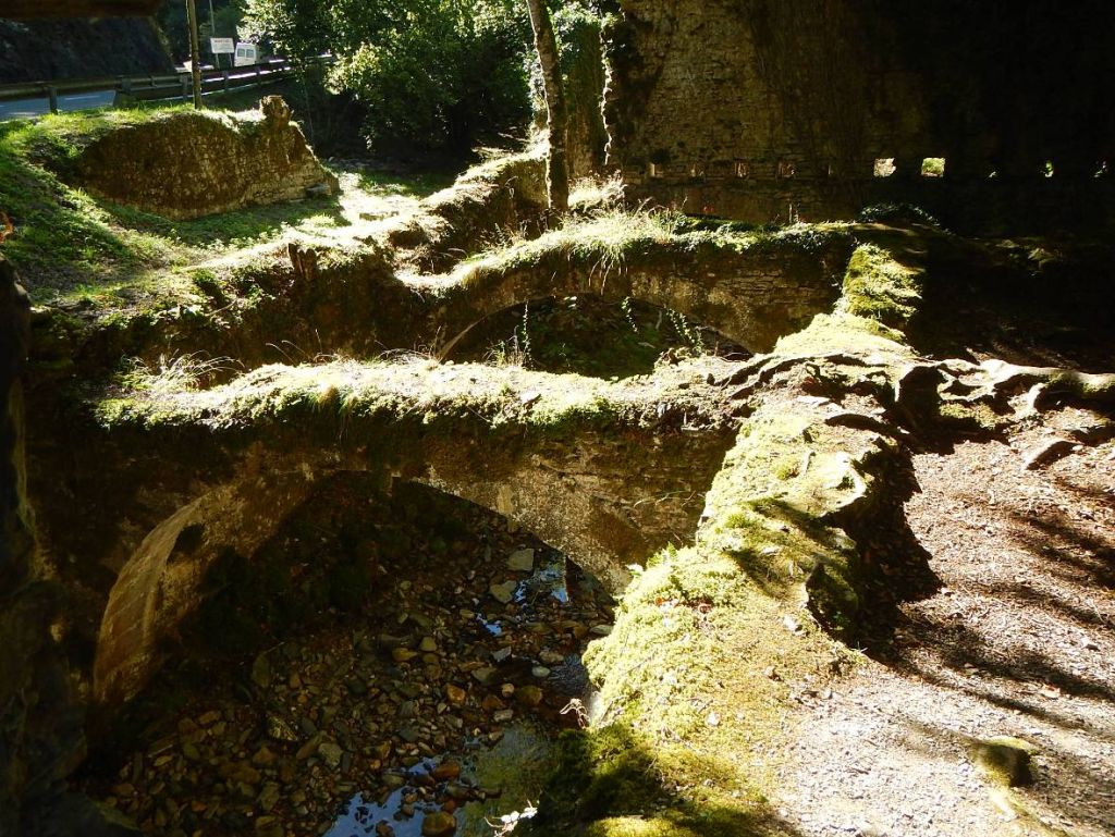 Arcos de una antigua fábrica de armas sobre la reserva natural fluvial Río Arga 