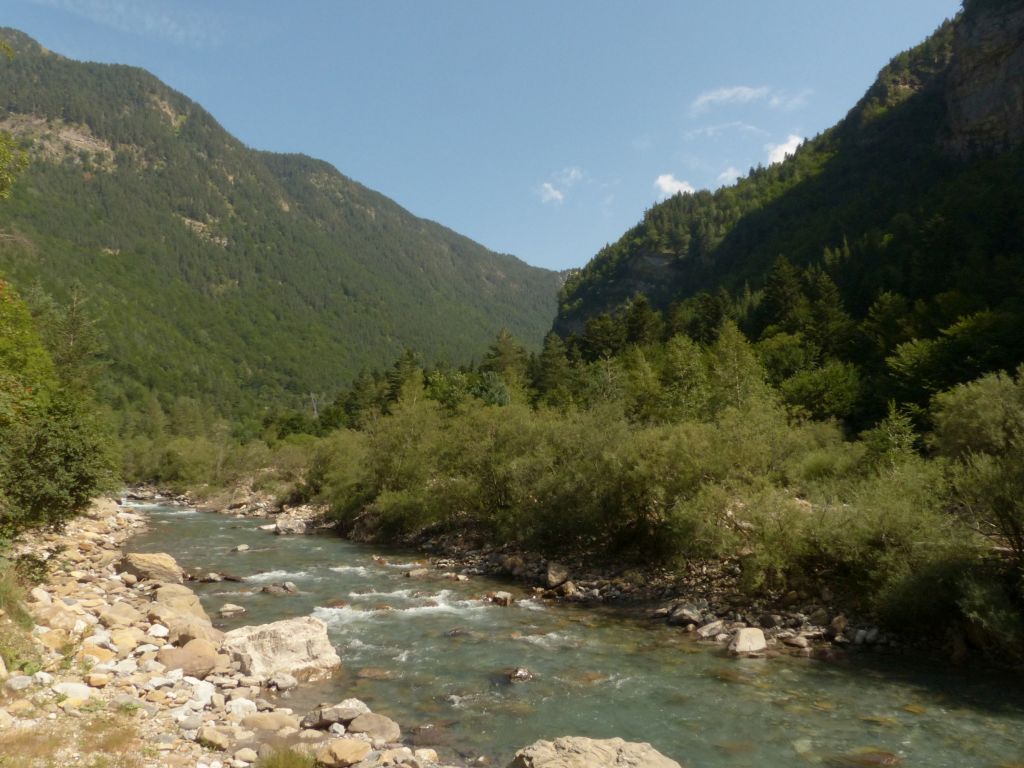 Rápidos continuos con el valle de fondo en la reserva natural fluvial Río Ara