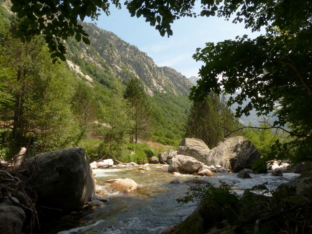 Grandes bloques en el cauce de la reserva natural fluvial Río Salenca