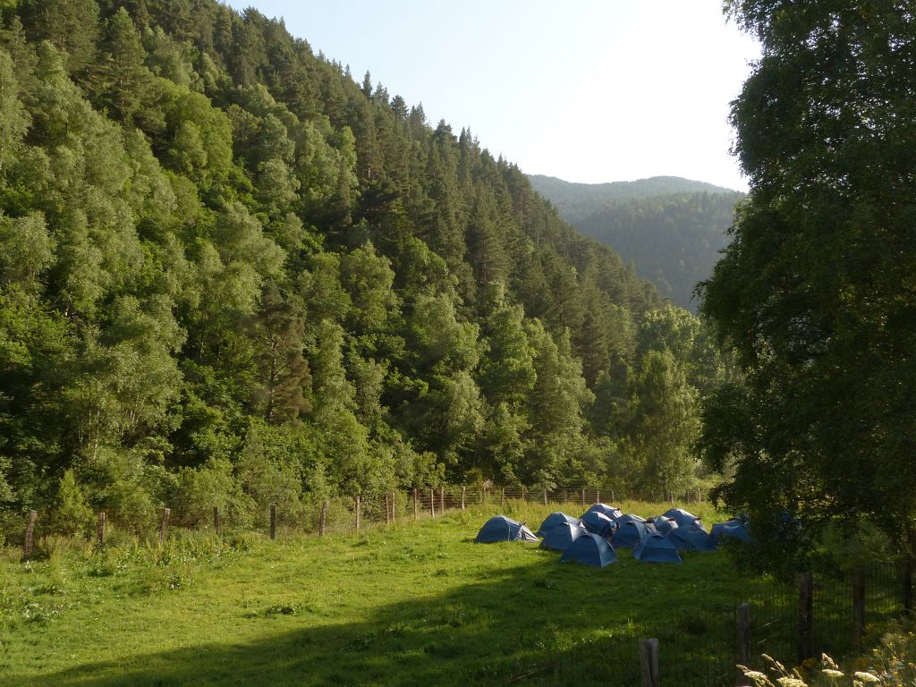 Tiendas de campaña en la ribera de la reserva natural fluvial Río Tor