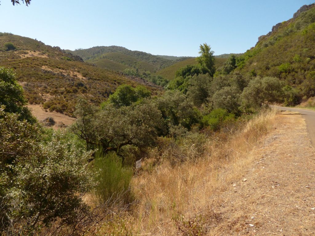 Vista de un tramo semiencajado entre cerros por el que discurre la reserva natural fluvial Rivera de Huelva