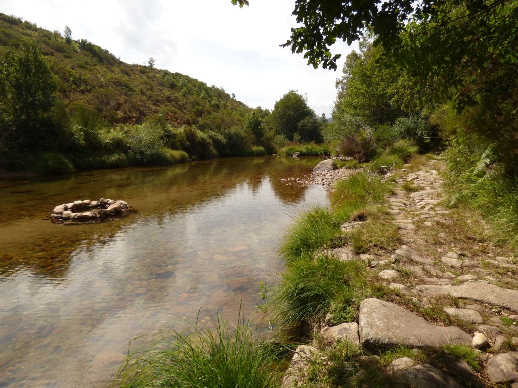 Camino junto al cauce en la reserva natural fluvial Río Laboreiro
