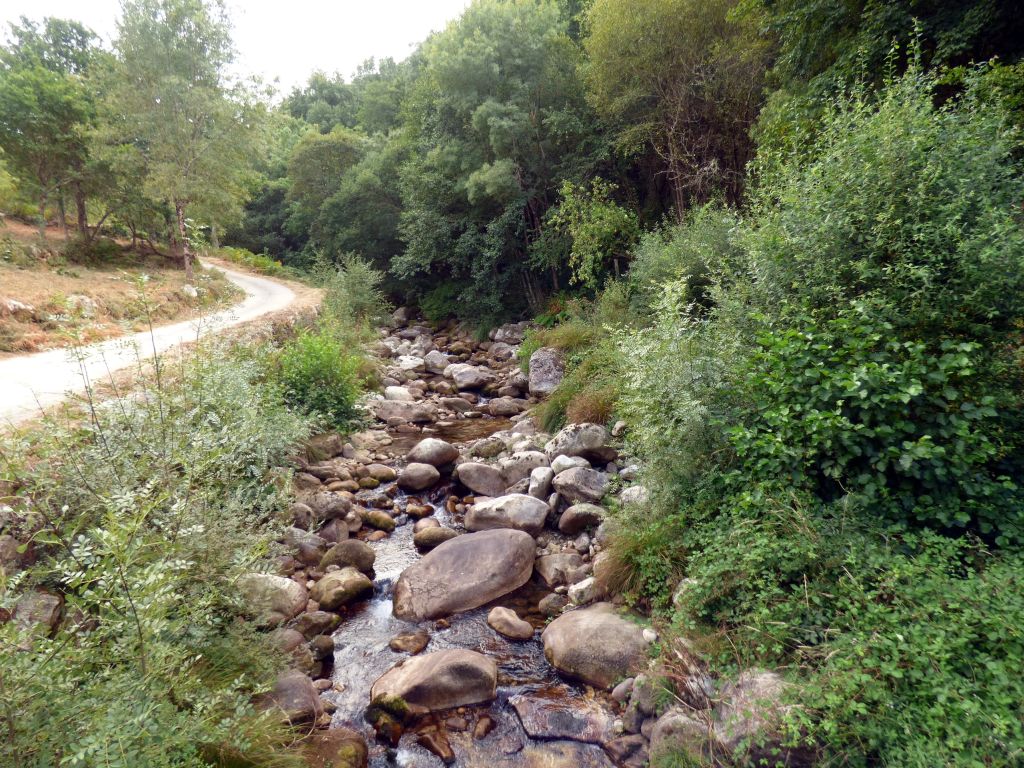 Grandes bloques en el cauce de la reserva natural fluvial Río Trancoso