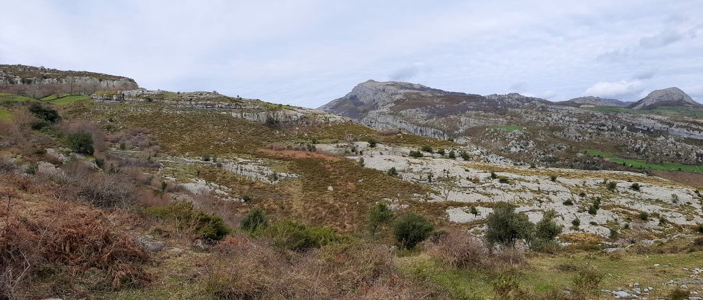 Erosión y pulido de la roca calcárea por la acción del hielo (lengua del glaciar Bustalveinte-Ojón)