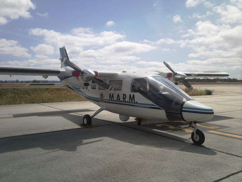 Avion de comunicación y observación en pista