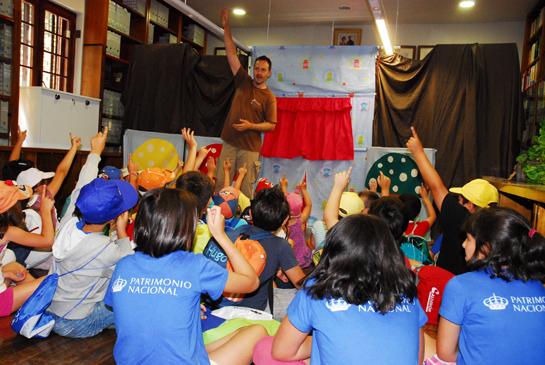 Los niños ayudando a Pablo en la narración