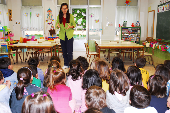 Los niños de educación infantil siguen muy atentos la historia