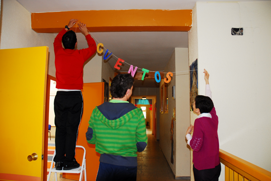 Los profesores preparando el colegio para la actividad