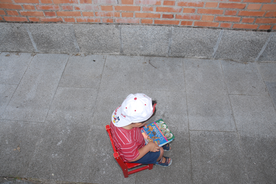 Niño con un cuento de animales, de la biblioteca del CENEAM