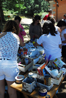 Un grupo de niños y niñas realizando el taller de reciclado