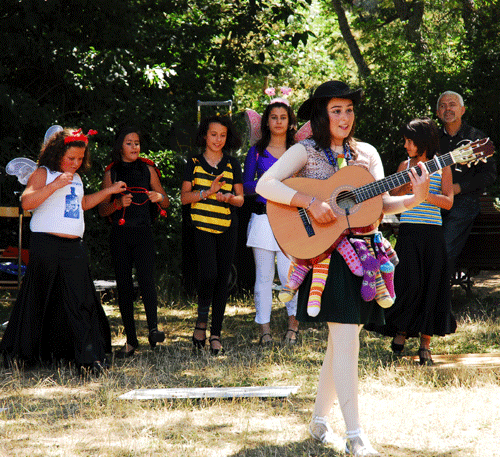 Marcial milpies interpreta a la guitarra una canción sobre los personajes del cuento.