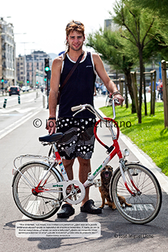 "Nos diviertes, nos retan, nos invitan a superarnos. ¿Qué más se le puede pedir a un objeto? Quizá la capacidad de traernos recuerdos. Y hasta en eso la bici es cumplidora. ¿O acaso no sabe a infancia? ¿Quién no recuerda cómo aprendió a montar en ella? ¿Quién le enseñó? ¿Cómo era su primera bici?. Ángeles García, yorokubu.es