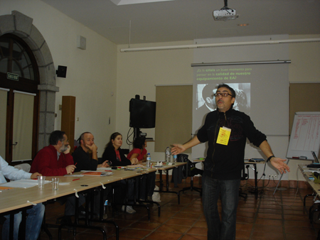 Un participante dinamiza el taller sobre calidad en los equipamientos de educación ambiental