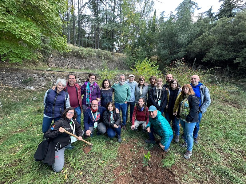 El grupo después de plantar el madroño