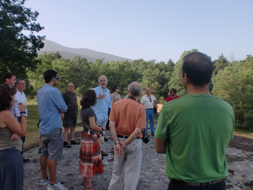 Los participantes en el seminario escuchan las explicaciones de Francisco Heras sobre le bosque de Valsaín