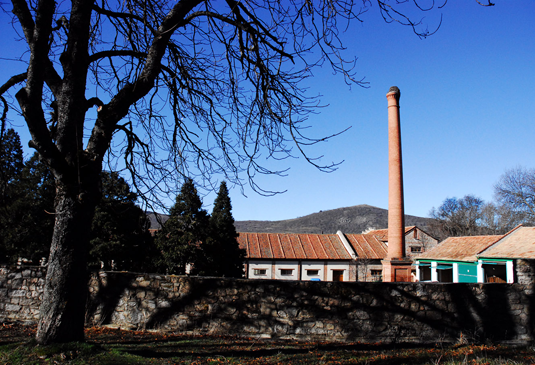 Patio y chimenea del Real Aserrío