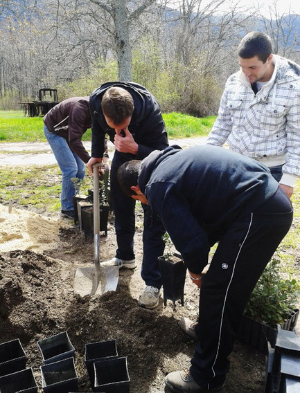 Los alumnos rellenan envases de cultivo para su plantación