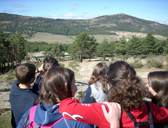 Un grupo de participantes inicia el recorrido