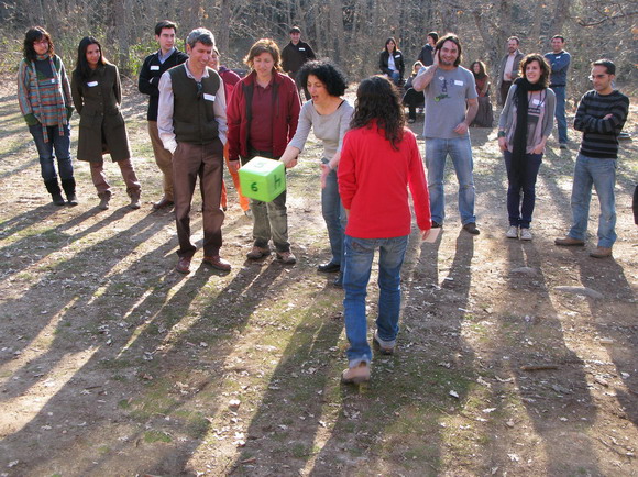 Participantes jugando a la oca