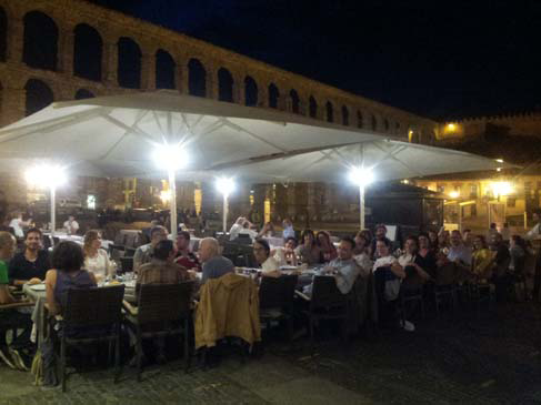 Disfrutando de una buena cena a los pies del Acueducto