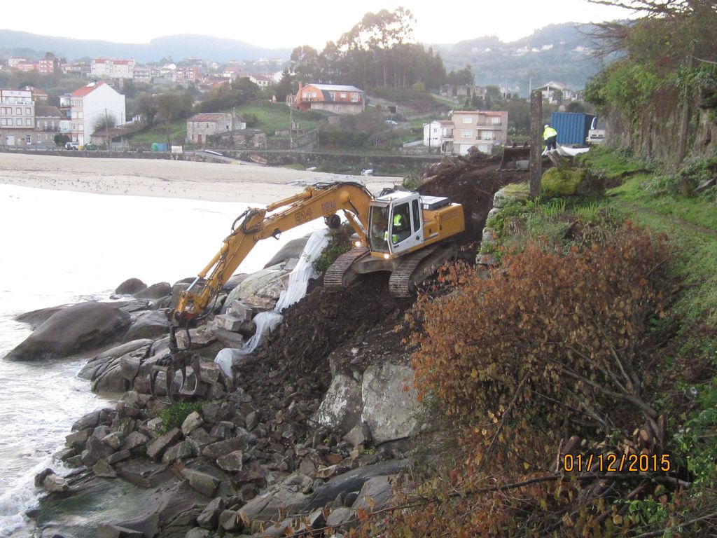 Ampliación del paseo en Loira (Marín). Durante las obras