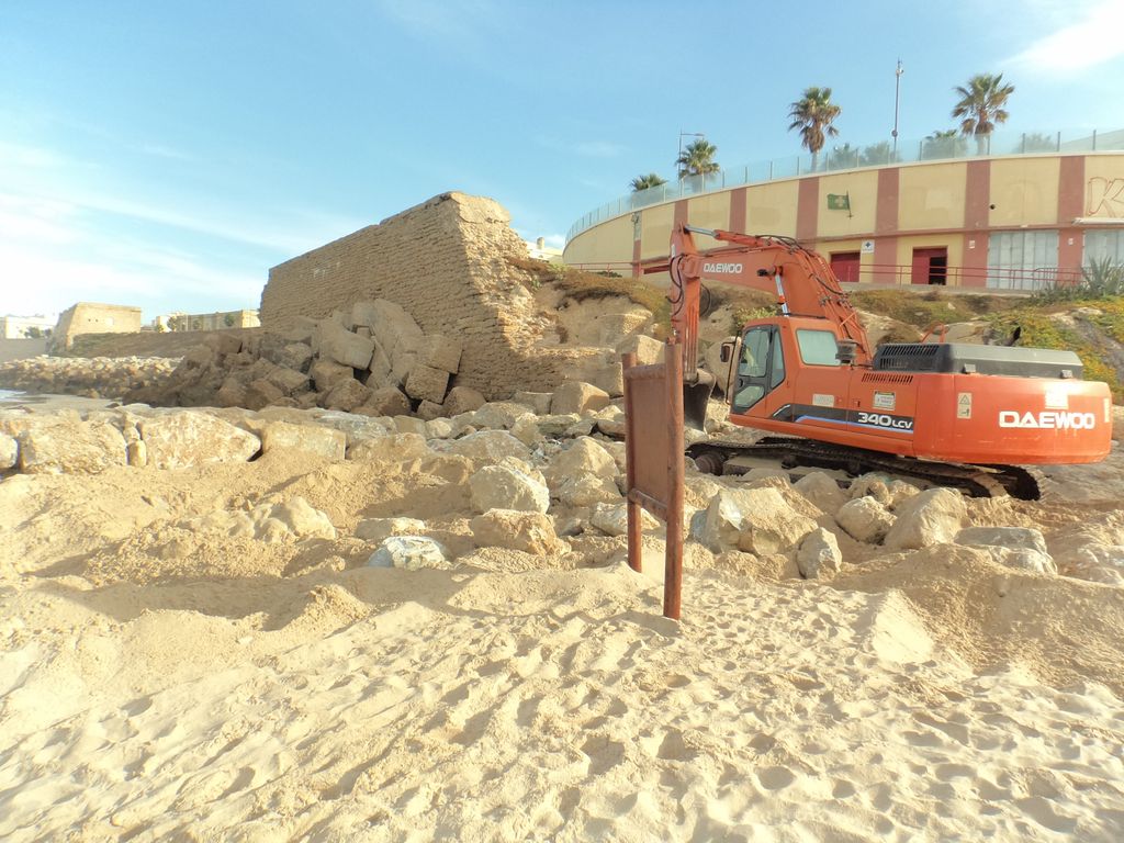 Recolocación de las escolleras en el dique norte de la playa de Santa María del Mar (Durante)