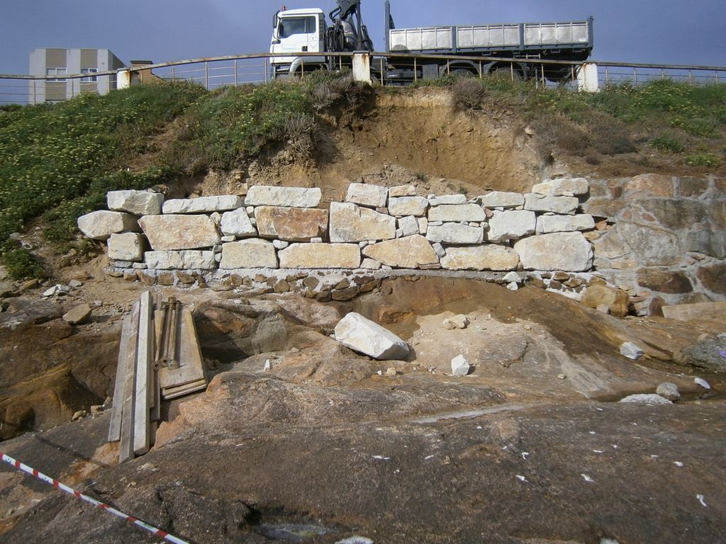 Estabilización de taludes en el paseo-senda de Caión (T.M.  de A Laracha). Durante las obras