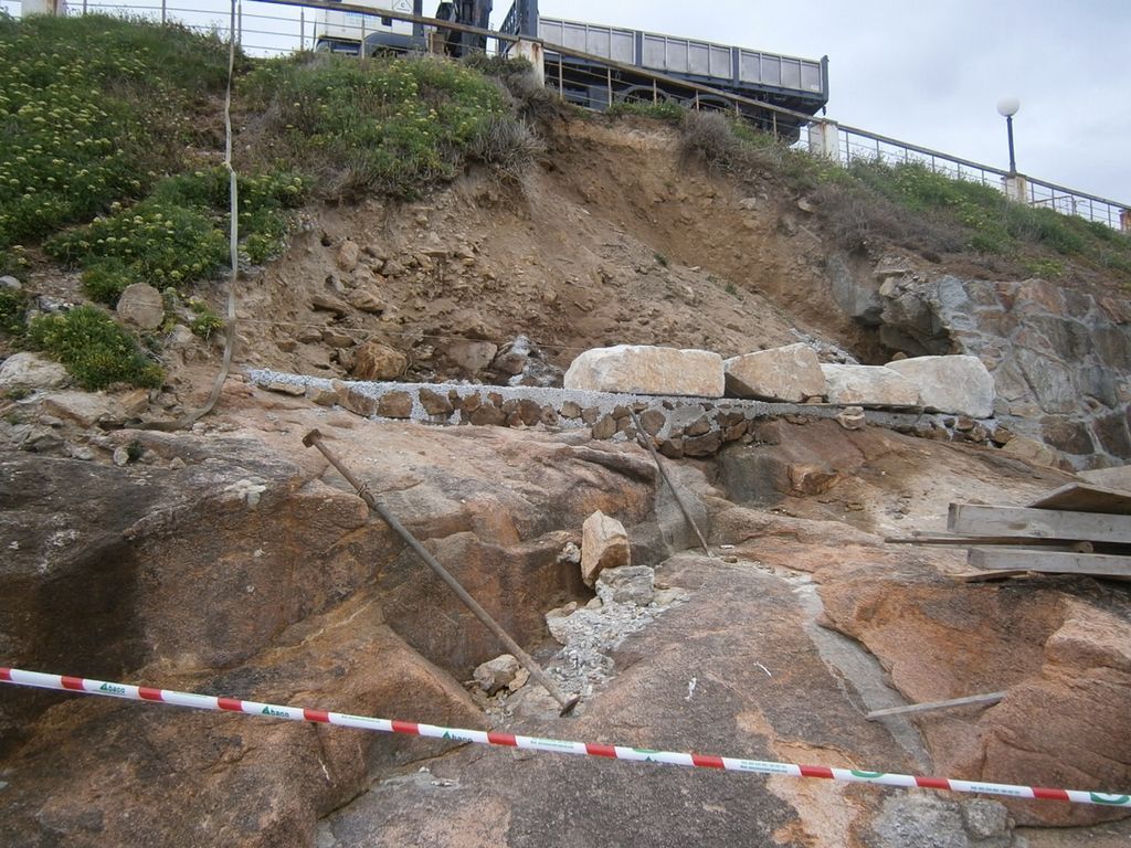 Estabilización de taludes en el paseo-senda de Caión (T.M.  de A Laracha). Durante las obras