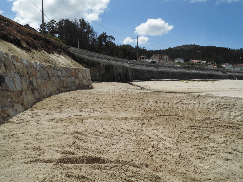 Protección del talud en la playa de Arnela (T.M. de Porto Do Son). Después de las obras