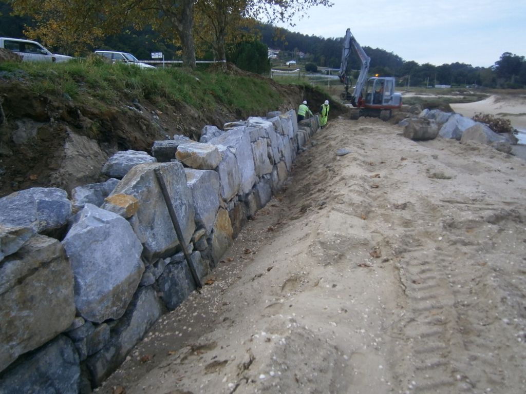 Protección de taludes en la playa del Testal (T.M. de Noia). Durante las obras