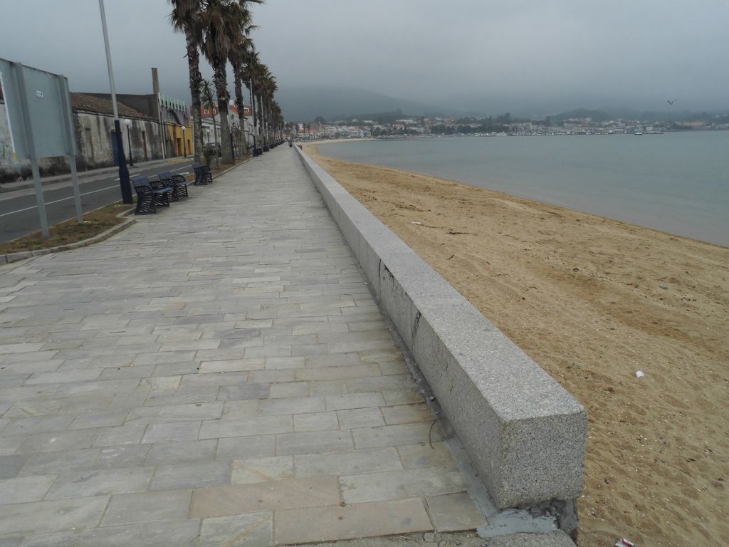 Reparación de muro en el paseo del Areal. Después