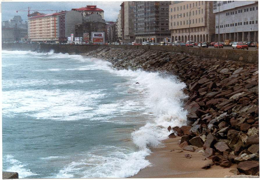 Antes de las obras. Paseo y playa ensenada del Orzán 