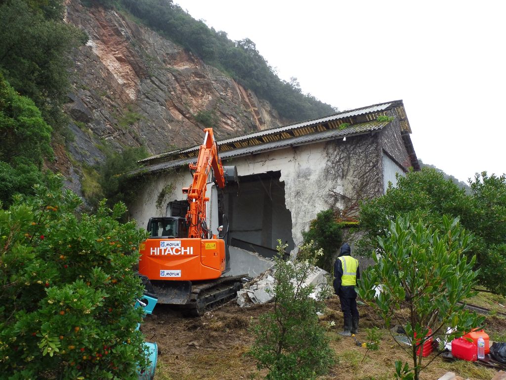 Demolición del embarcadero de Flores (T.M. Zumaia). Durante las obras