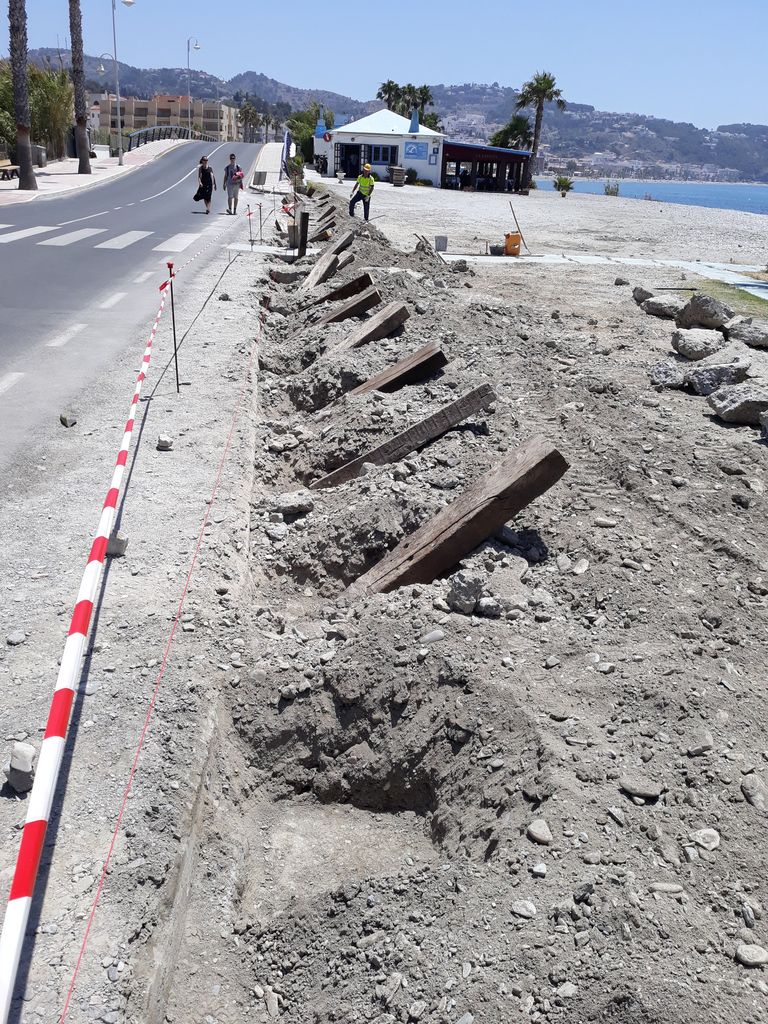 Durante. ACTUACIÓN 4.- Colocación y reposición de hitos de madera para delimitar el DPMT en distintos tramos de las playas de La Herradura, Playa Granada y La Chucha, en los términos municipales de Almuñécar y Motril.