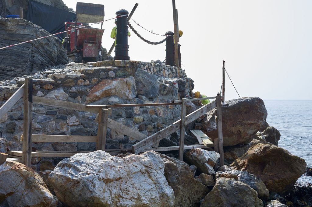 Durante. ACTUACIÓN 5.- Reparación de cárcavas y descalce en el camino que comunica la playa de Cotobro con la del Muerto, en el término municipal de Almuñécar.