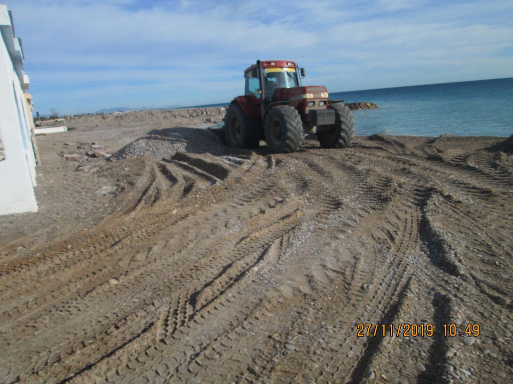 Extensión de gravas procedentes de la playa de la Almardá en las Casas de Queralt, Sagunto