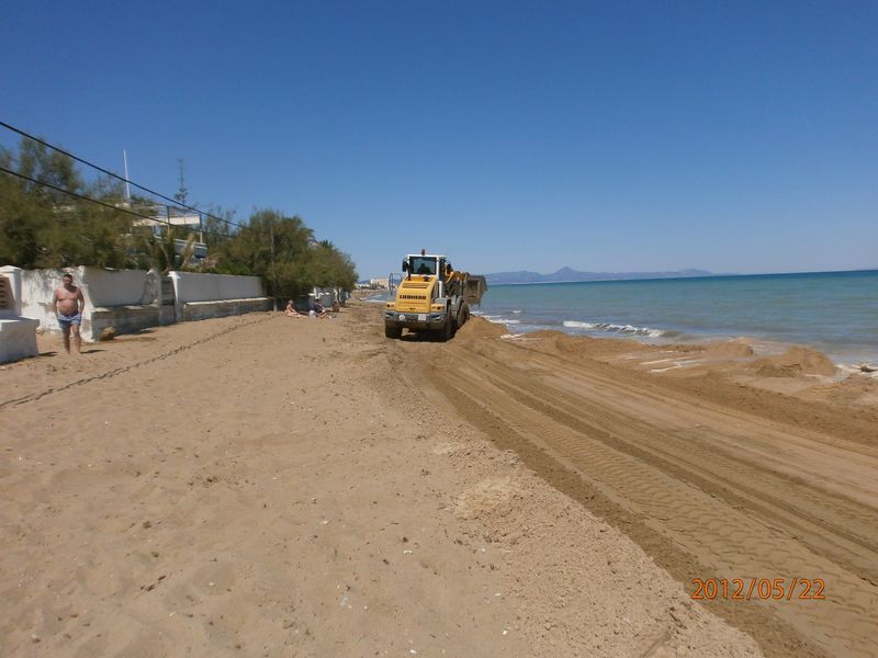 Aporte de arenas en Blaubeach, Dénia (Durante de las obras)