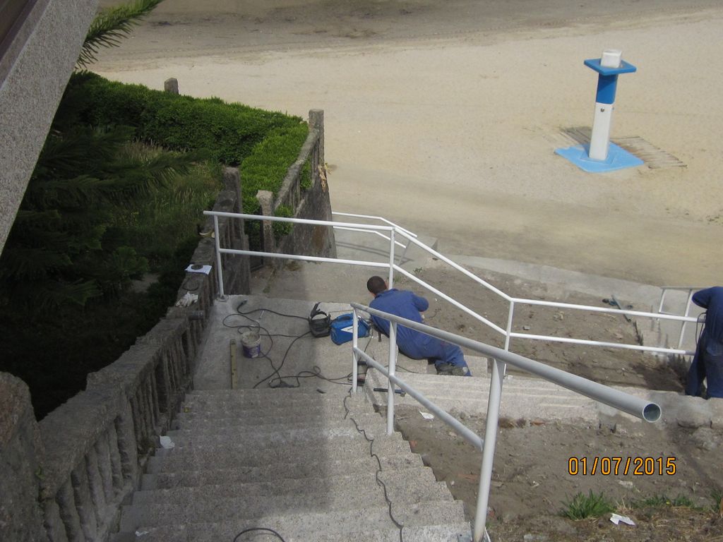 Escalera de acceso a senda en Arcade (T.M. de Soutomaior). Después de las obras. 