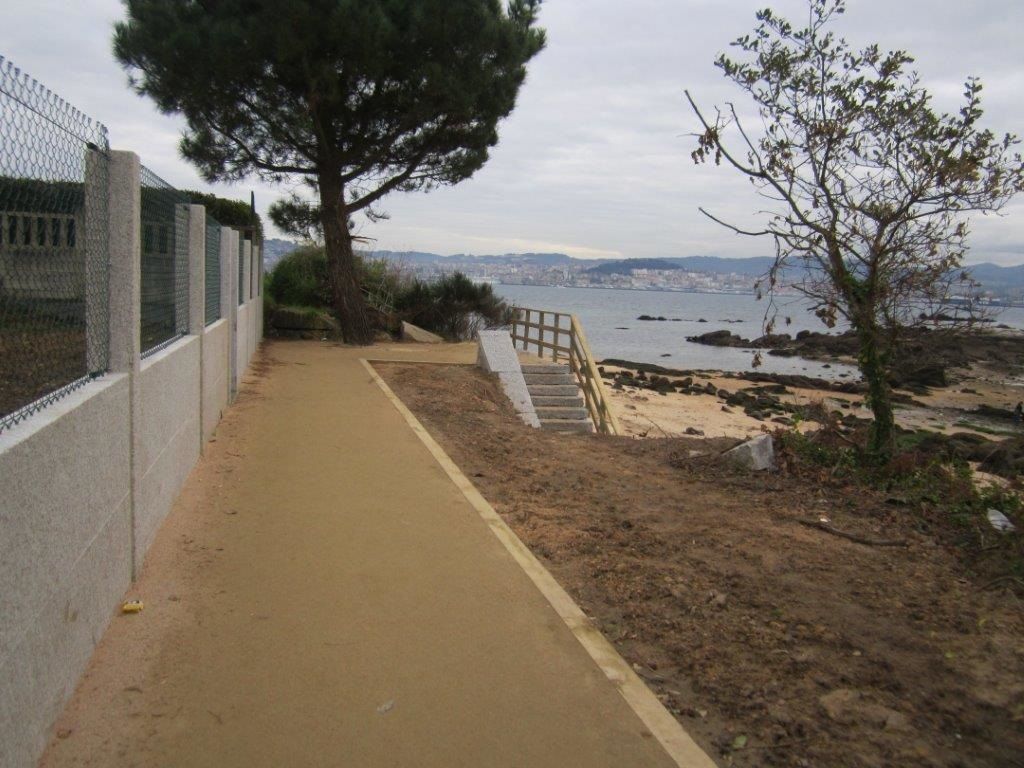 Acceso a la playa de los alemanes (T.M. de Cangas do Morrazo).  Después de las obras