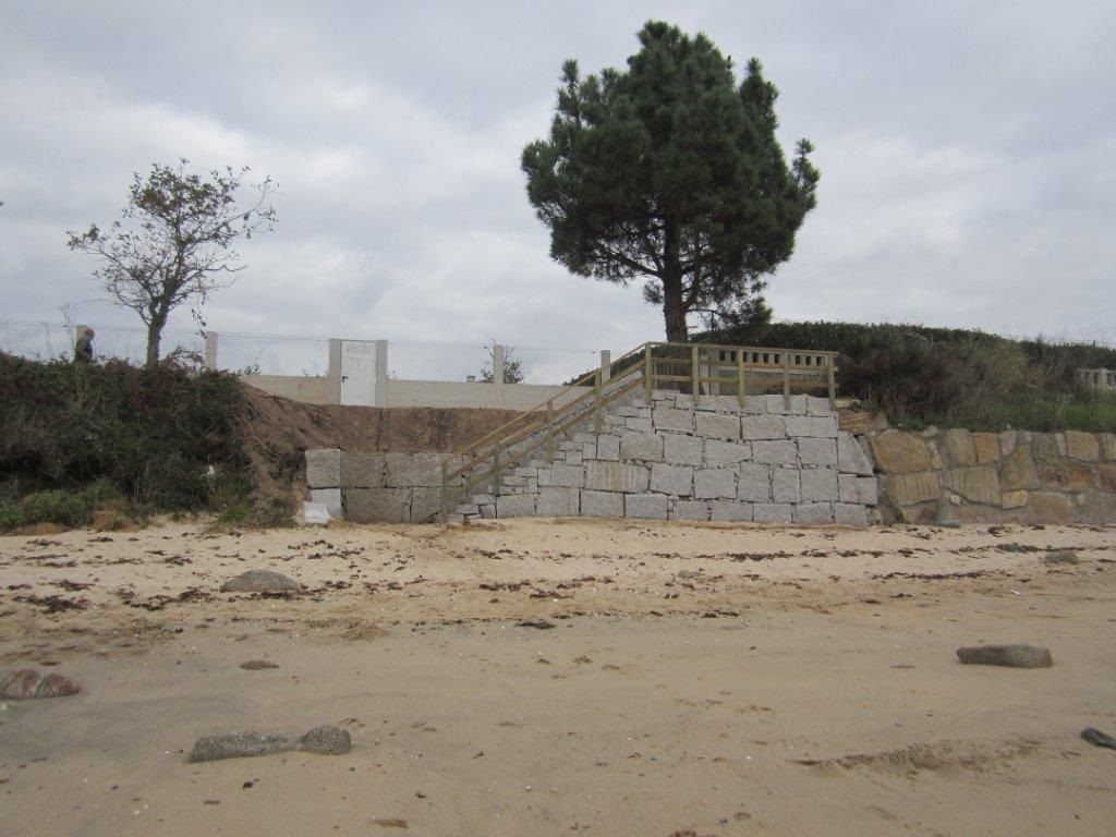 Acceso a la playa de los alemanes (T.M. de Cangas do Morrazo).  Después de las obras