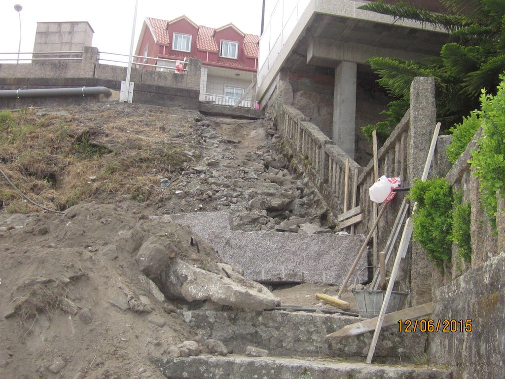 Escalera de acceso a senda en Arcade (T.M. de Soutomaior). Durante las obras. 