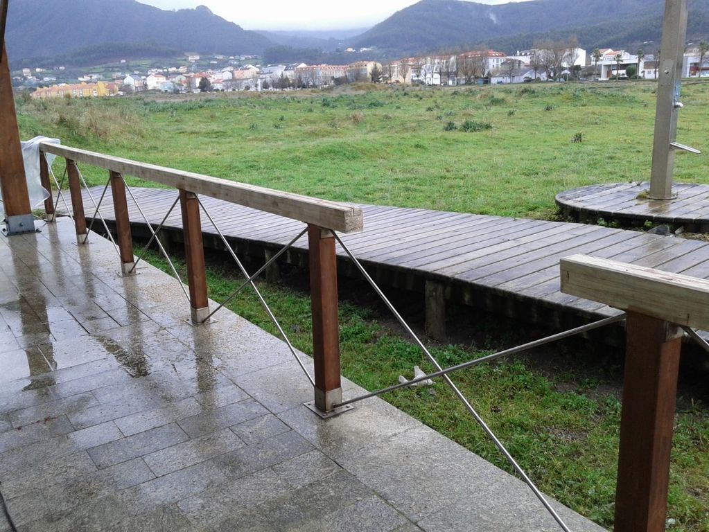 Reparación pérgola del paseo marítimo en Cariño (Durante las obras)