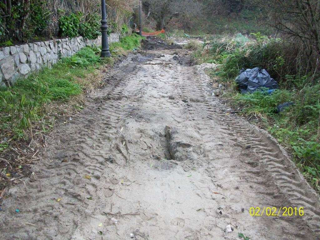 Reparación de pasarela de madera en playa de Sardiñeiro en Fisterra (Durante las obras)