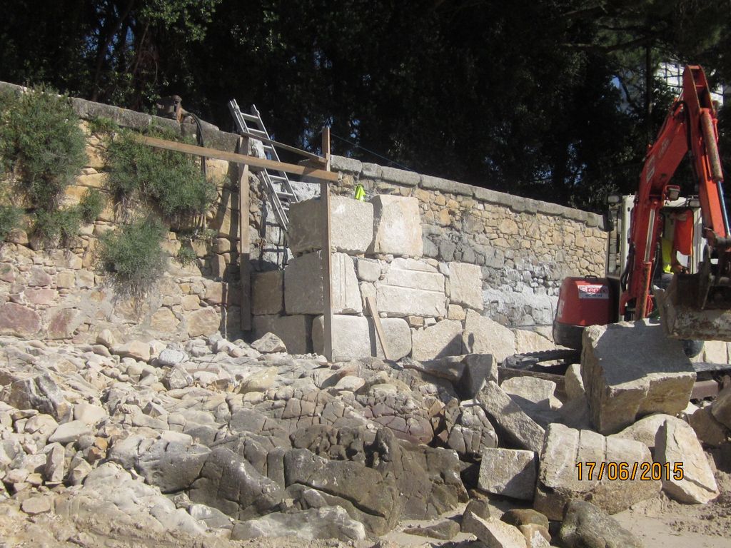 Rehabilitación de escaleras de acceso a las playas de Toralla y demolición de caseta (T.M. de Vigo). Durante las obras