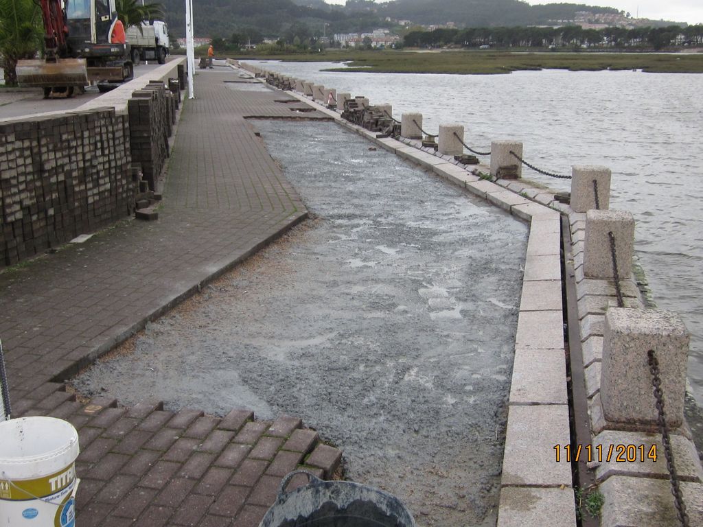 Paseo de Baiona (T.M. de Baiona).  Durante las obras