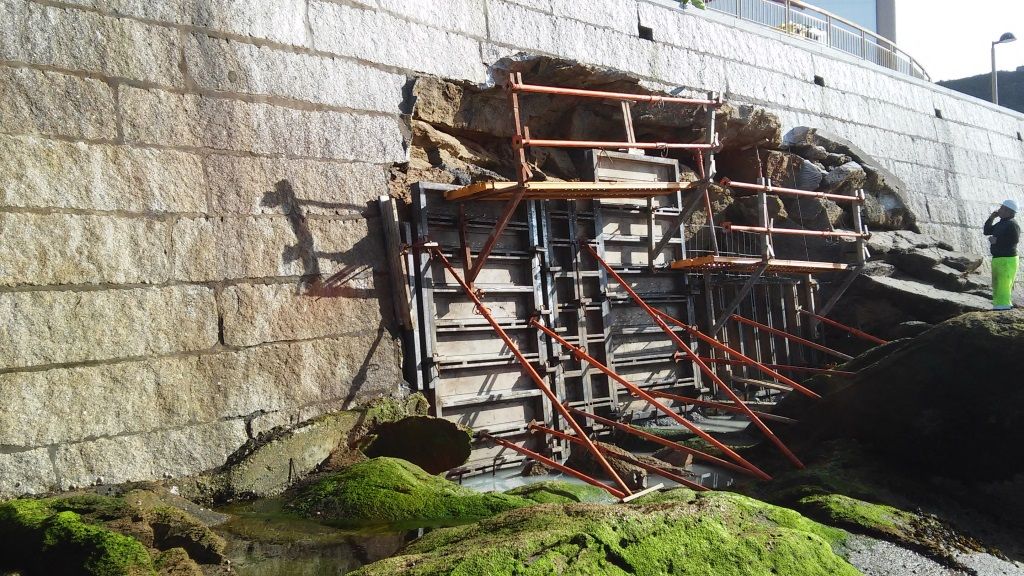 Reparación muro paseo en Malpica (Durante las obras)