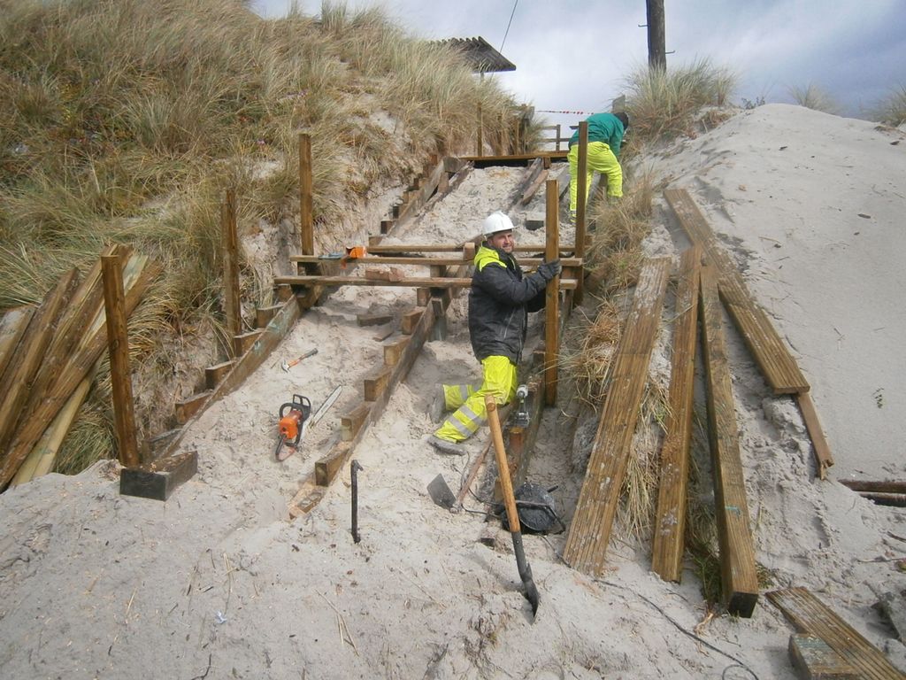 Mantenimiento y conservación IV. Reparación de senda marítima de Laxe. Escaleras (Durante las obras)